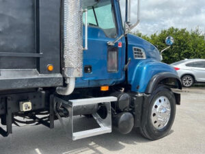 2005 Mack Granite CV713 - photo 1